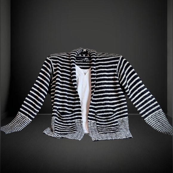 Guess brand Black and White Open Knit Cardigan Sweater with pockets. Size XS - Picture 10 of 15